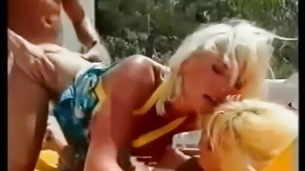 لوسی دانلود فیلم سکسی نیکی بنز دختر بور سیگاری در یک ویدیوی پورنو داغ XXX، گربه خیس صورتی را قلقلک می دهد