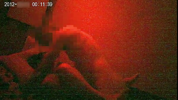 عروسک بلوند زیبا قبل از اینکه به طور فعال در وضعیت دختر گاوچرانی معکوس دانلود فیلم سکسی در خواب سوار شود، گلوی خروس را می مکد.